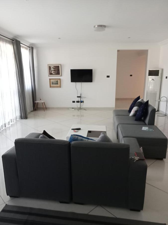 Апартаменты Tricia'S Place - One Family At A Time Аккра Экстерьер фото